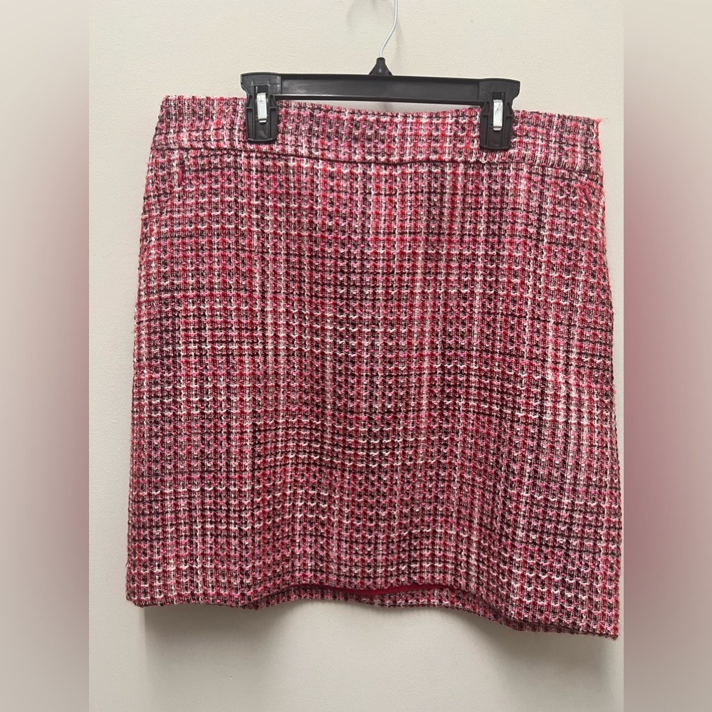White House Black Market checked mini skirt in pink, red and white. Size 6